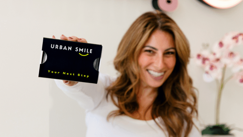 @thesubtlemummy Zoe George holding up her box of refinement aligners at Urban Smile