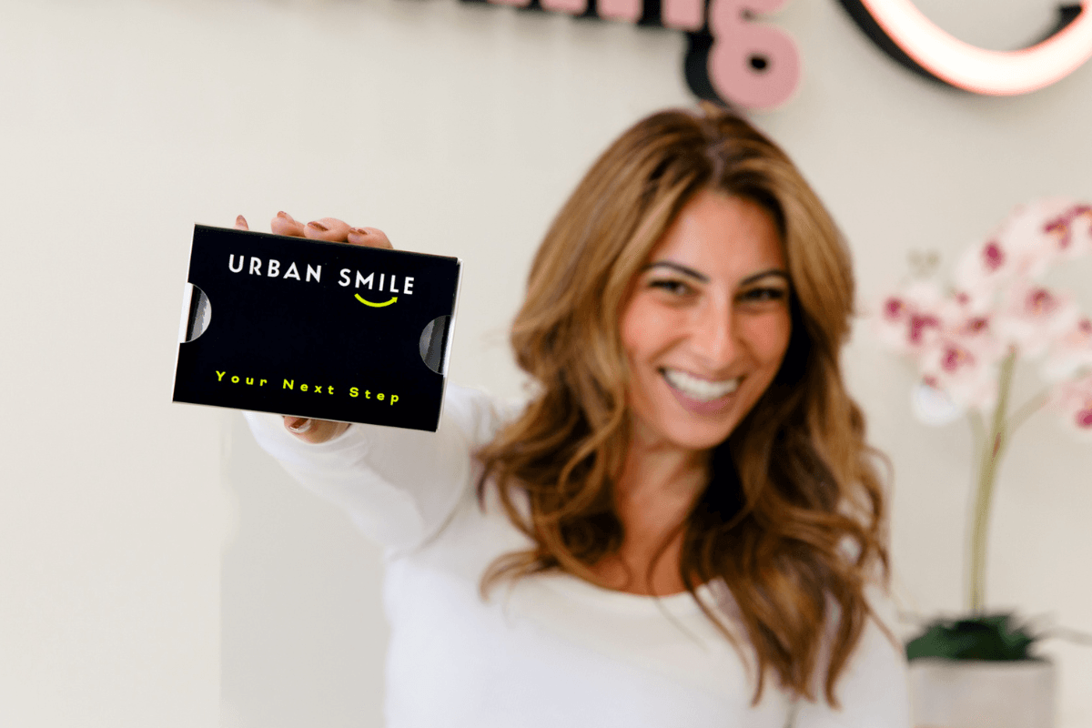 @thesubtlemummy Zoe George holding up her box of refinement aligners at Urban Smile