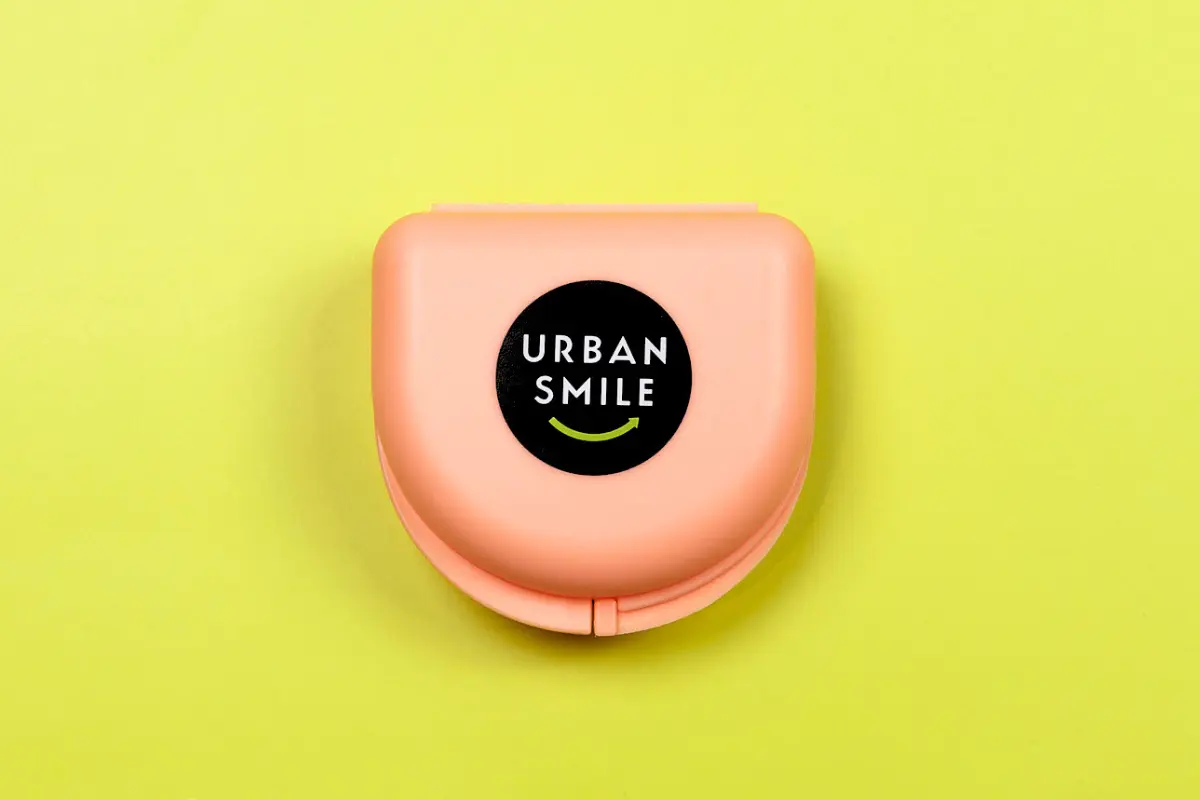 Urban Smile pink retainer case